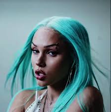 Blonde Maggie Lindemann