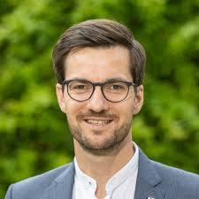 Achtung, Achtung! Eine wichtige Durchsage für ganz Freiburg: Das  Außenbecken im Westbad eröffnet am 14. August