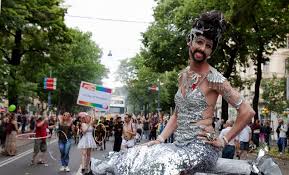 Pride month celebrations in 2021 are looking more different than ever. Das Sind Die Schonsten Bilder Der Regenbogenparade In Wien Ze Tt