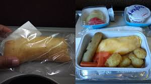 Tips pengendalian makanan untuk bayi semasa travel. Mengeluh Dapat Makan Tak Menarik Jawaban Jutek Pramugari Ga Ini Bikin Travel Blogger Trinity Takut Tribun Travel