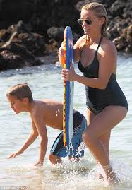 The father of the actress named john draper witherspoon and was serving in army and the mother of the actress named mary elizabeth was working as professor of nursing in the vanderbilt. Reese Witherspoon Shows Off Her Enviable Figure As She Holidays With Her Children In Hawaii Daily Mail Online