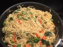 Nouilles Chinoises Courgette Brocoli Poivron Rouge Gingembre Ail Echalote Sauce So Nouilles Chinoises Aux Legumes Nouilles Chinoises Recettes De Cuisine