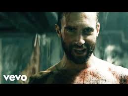 Jimmy and maroon 5 put on disguises and give a surprise performance of crazy little thing called love and sugar in a new york city subway station.subscri. Maroon 5 Animals Adam Levine Et Sa Femme Behati Prinsloo Nus Pour Le Clip Melty