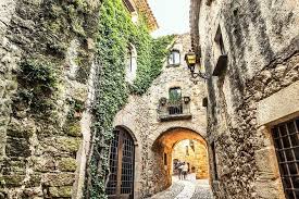 Discover the famous costa brava and its secret beaches, the catalan wines in the penedès region, girona, figueres, tapas and traditions. Day Trip To Girona With Walking Tour From Barcelona 2021