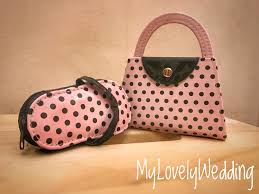 Cenderahati kahwin 'mug' merupakan salah satu pilihan unik dan kreatif untuk tetamu majlis perkahwinan. Hadiah Kenduri Kahwin