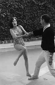 Mary Tyler Moore At Home With Husband Grant Tinker C 1965 Mary Tyler Moore Mary Tyler Moore Show Old Hollywood Stars