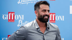 La sua principale attività nel mondo del cinema è quella di interprete e tra i lavori più. Simone Montedoro A Giffoni 2016 Destinazione Cinema Ma Resto Comunque In Tv