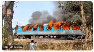 Penolong pengarah operasi jabatan bomba dan penyelamat malaysia. Diduga Buang Puntung Rokok Ke Tumpukan Tisu Gerbong Kereta Api Terbakar