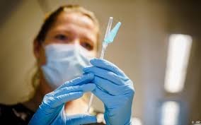 En een vaccinatiebewijs of coronapaspoort veranderd ook niets want na het vaccin kun je nog steeds corona krijgen én anderen besmetten. Prik Gekregen Bij De Huisarts Of Zorginstelling En Nog Niet Geregistreerd Door Het Rivm Dan Moet Je Tot 1 Juli Wachten Op Je Vaccinatiebewijs In De Coronacheck App Dagblad Van Het Noorden