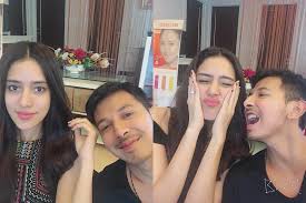 Ia merupakan anak bungsu dari sembilan bersaudara dari penyanyi . Fairuz A Rafiq Resmi Dilamar Sonny Septian Merahputih