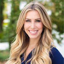 So excited to be celebrating ONE YEAR with Melia Homes, surrounded by the  greatest team anyone could ask for! Also beyond thrilled to be stepping  into this new role as Online Sales