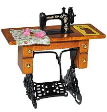 Miniatur Nahmaschine Mit Tisch Fur Puppenstube Massstab Https Www Amazon De Dp B00ig9b7eu Ref Cm Sw R P Antique Sewing Table Sewing Table Sewing Machine