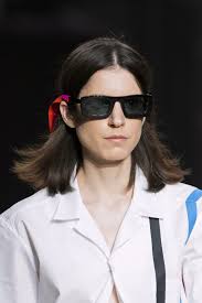 Occhiali da sole moda 2020, come la nonna con la catenella