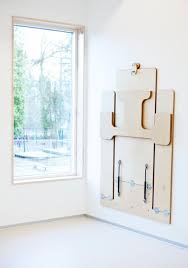 そっか 使わないときは壁にパタンすればいいんだ roomie ルーミー 折り畳み式椅子 インテリア ユニーク カフェのインテリアデザイン