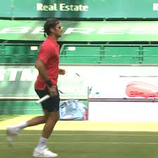 Tenis, raket ve topla iki kişi arasında ya da ikişer kişilik iki takım arasında oynanan olimpik bir spor. Llnmsau9or7y4m