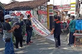 Indomart adalah salah satu perusahaan ritel terbesar di indonesia dengan perusahaanya yang bernama indomarco.ini merupakan pesaing terkuat saudara sepupunya. Website Resmi Pemerintah Kota Kediri