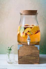 Boire De La Sangria Sur Une Terrasse Alors Qu Il Fait 30 Degres Celsius Est Probablement Le Sport Prefere Des Quebeco Cocktail Liqueur Sangria Peach Sangria