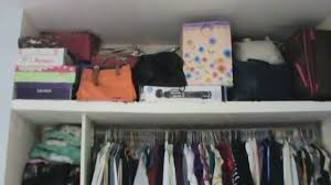 Lo primero que debes hacer para distribuir tu armario empotrado es pensar en la disposición principal. Como Organizar Un Pequeno Closet En 5 Pasos Youtube