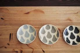 陶芸作家 田中遼馬 ryoma tanaka 神奈川県の横浜生まれ 2004年くらいから陶芸をはじめ 2010年から新宿の片隅の小さな家を工房に 土をこねています 2013年に池袋のほうに移転し 工房とうつわを見れる小さなお店もはじめました 小さなお店 工房 陶芸