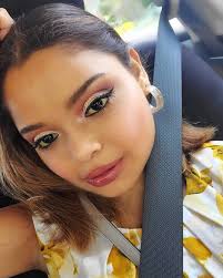 I've been into the simple natural looks lately. No Foundation, just some  eye makeup. Do you guys enjoy these or would you rather crazy bold  colors?🥰 Product used for this look: 💞 @