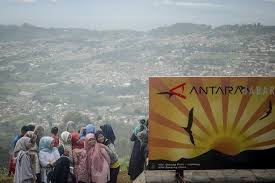 Jika sahabat berada di pusat kota bandung maka. Wisata Alam Gunung Putri