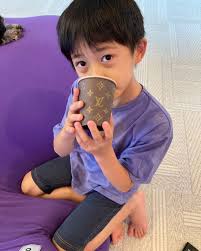 Ah-ha, he's using it💦 Haha, * あ、 使っとる💦 笑、 #市川海老蔵 #海老蔵 #成田屋 #歌舞伎 #成長記録  #子育てぐらむ #子供のいる暮らし #子どものいる暮らし #子育て日記 #children #childphotography #daughter  #son #ABKAI #ABMORI #ebizoichikawa #ebizo #kabuki ...