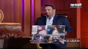 عبد المنعم عمايري (18 كانون الثاني 1970)، ممثل فلسطيني من مواليد دمشق، سوريا، تعود أصول عائلته إلى قرية الجاعونة في فلسطين. Ø¹Ø¨Ø¯Ø§Ù„Ù…Ù†Ø¹Ù… Ø¹Ù…Ø§ÙŠØ±ÙŠ ÙŠØ¨ÙƒÙŠ Ø¹Ù„Ù‰ Ø§Ù„Ù‡ÙˆØ§Ø¡ ÙˆÙŠÙˆØ¬Ù‡ Ø±Ø³Ø§Ù„Ø© Ù…Ø¤Ø«Ø±Ø© Ù„Ø·Ù„ÙŠÙ‚ØªÙ‡ Ø£Ù…Ù„ Ø¹Ø±ÙØ© ØµÙˆØ±