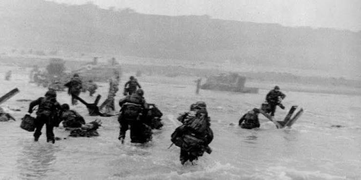 Les photos du D&eacute;barquement de Robert Capa au c&oelig;ur d'une pol&eacute;mique