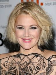 The wavy hairstyle laid back looked very simple and fresh. Drew Barrymore S New Textured Bob Stylecaster