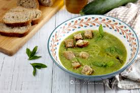 Vellutata Di Zucchine Senza Panna Con Crostini Dorati E Menta