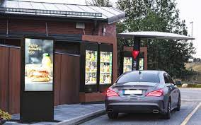 Mcdonalds vs taco bell drive thru where the kids spit in the customers food! Qsr Mcdonald S Schweden Digitalisiert Aussenbereich Invidis