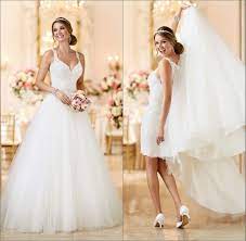 Cette jolie robe courte en tulle brodé. La Robe De Mariee Convertible Ou Evolutive Une Alternative Astucieuse Aux Tenues De Mariage Classiques