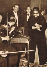 كوكب الشرق ام كلثوم عام 1962 فى كواليس المسرح اثناء الاستعداد النهائى قبل فتح الستار لاحدى حفلتها فى الخميس الاول م egyptian history old egypt egypt history
