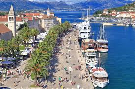 Schöner balkonausblick auf trogirs altstadt, marina und das meer. Kreuzfahrt Ab Trogir I D Riva Tours