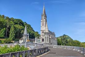 «aquí habló con una simple muchacha de lourdes, rezó con ella el rosario, le dio varios mensajes«, y concluyó el papa diciendo. La Basilica De Lourdes La Virgen Milagrosa