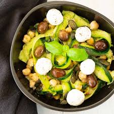 Salade De Courgettes Au Chevre Frais Sauce Au Pesto La Cerise Sur Le Maillot En 2020 Recette Avec Courgette Salade Courgette Salade