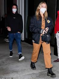 Chase stokes was born on september 16, 1992, is an american actor, model, and also social media personality from annapolis, maryland. Chase Stokes Von Outer Banks Tritt Mit Seiner Co Star Madelyn Cline In Weho Zum Abendessen Aus Aktuelle Boulevard Nachrichten Und Fotogalerien Zu Stars Sternchen