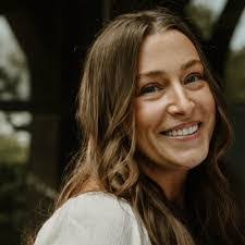 Erin Holcomb's Instagram, Twitter & Facebook