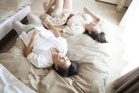 ベッド 寝転がる