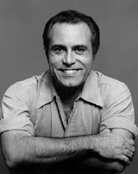 EL MILLÓN DE DESCUBRIMIENTOS Por Esteban Fernández Roig Jr. El primer  precioso hallazgo es la madre que nos mira con intensa ternura, nos miramos  en un espejo y vemos al niño que