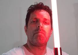 Star Wars argento: un fan de la saga enseña lucha con sables luminosos