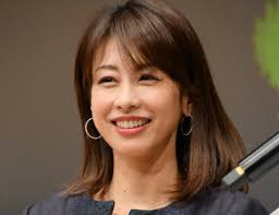 加藤綾子さんは1985年4月23日生まれ、埼玉県出身です。 家族は両親と2歳上のお兄さんです。 幼少からピアノを習い、17年間ピアノ、声楽、三味線などを続けていたそうです。 ■結婚できない理由をさんまが暴露？ 飛ぶ鳥を落とす勢いで活躍する加藤綾子さん。 Kpmrtcwjugrnhm