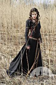 Mittelalterliches kunsthandwerk haarnetz mittelalter kleidung historische kleidung kopfbedeckung handwerker renaissance. Mittelalter Larp Kleid Jagerin Vorhanden In Dunkelblaue Baumwolle Grune Baumwolle Weisse Baumwolle Schwarze Baumwolle Blaue Baumwolle Burgund Baumwolle Rote Baumwolle Goldene Keltische Borte Silberne Keltische Borte Goldgrune Keltische