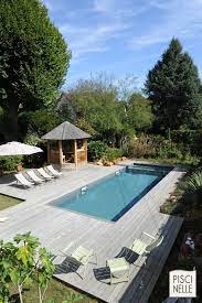 piscine traditionnelle dans un pavillon de region parisienne la piscine dispose d une structure en aluminium et est equipee d un li piscine amenagement paysager