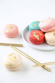 How To Make Edible Gold Macarons Sugarandcloth Com Gold Macarons Edible Gold Leaf Edible Gold