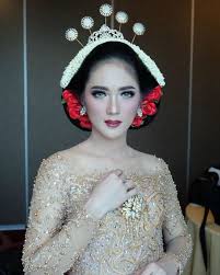 Dalam proses makeup dr ika brebes makeup paes dan sanggul oleh ibu hj ratna najwa hidayati (ig: Lebih Simpel Ini 10 Ide Make Up Pernikahan Jawa Tanpa Paes Untuk Modern Heritage Wedding