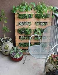 Gartenmobel Aus Paletten Inspirierende Diy Mobel Fur Ihren Garten Vertikaler Krautergarten Hinterhof Garten Paletten Garten