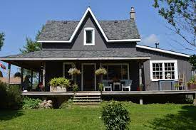 Benjamin Moore Iron Mountain 127 Yr Old Farm House Exterior Cottage Exterior Beautiful Houses Exterior House Paint Exterior