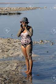 死海、isr - Sep 27: 水着姿で熟女が天然ミネラル泥を楽しんで 9 月 27 日 2007.the 死海のミネラル  カルシウム、ヨウ素、生理食塩水、カリウムと臭化などでいっぱいです。の写真素材・画像素材 Image 46309280