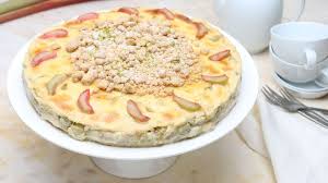 Der Rhabarber Ruht Auf Einem Bett Aus Murbeteig Und Unter Einer Luftigen Schmand Decke Schmandkuchen Lebensmittel Essen Kuchen Und Torten